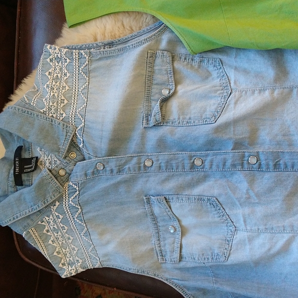 Set of two button-up shirts sleeveless. - Picture 2 of 9